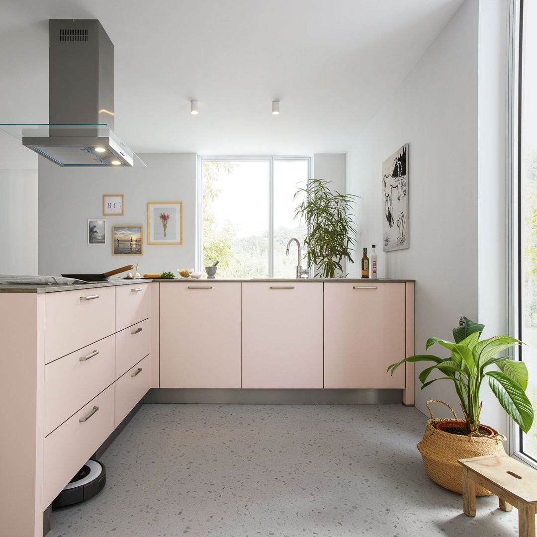 MODEL BIELLA - Neformálne a ľahké - kuchyňa v rúžovej farbe